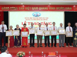 PHƯỜNG BA ĐÌNH TRAO TẶNG HUY HIỆU ĐẢNG DỊP 19-5
