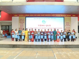 Vòng tay nhân ái che chở những phận đời yếu thế từ mạng lưới cán bộ, hội viên phụ nữ phường Long Biên