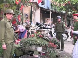 Ban chỉ đạo 197 xã Đoài Phương ra quân xử lý vi phạm trật tự đô thị, vệ sinh môi trường.