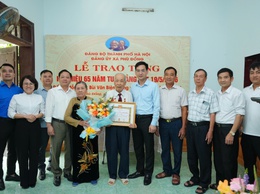 ĐẢNG UỶ XÃ PHÙ ĐỔNG TỔ CHỨC LỄ TRAO TẶNG HUY HIỆU 65 NĂM TUỔI ĐẢNG TẠI NHÀ CHO ĐẢNG VIÊN BÙI VĂN BIỆN