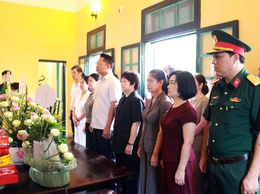 Đảng ủy- HĐND- UBND- UB MTTQ Việt Nam phường Hà Đông dâng hương tại nhà lưu niệm Bác Hồ