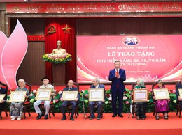 Phương Liệt vinh dự có đảng viên nhận Huy hiệu 80 năm tuổi Đảng tại Lễ trao tặng Huy hiệu Đảng của Thành ủy Hà Nội
