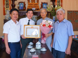 Đồng chí Đặng Đình Thịnh, Trưởng Ban xây dựng Đảng xã Hoà Phú: Trao Huy hiệu Đảng tại nhà cho cac Đang viên cao tuổi