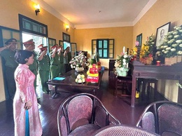 Công an xã Phú nghĩa tổ chức sinh hoạt chính trị cho cán bộ, chiến sĩ, đoàn viên, hội viên tham quan, dâng hương, báo công tại Nhà lưu niệm Bác Hồ ở Làng Vạn Phúc, phường Hà Đông, thành phố Hà Nội