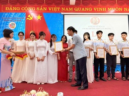 09 học sinh Trường THPT Lưu Hoàng vinh dự được kết nạp Đảng đúng dịp kỷ niệm 136 năm Ngày sinh Chủ tịch Hồ Chí Minh