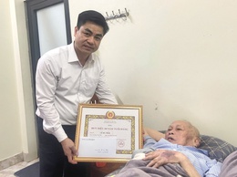 Đồng chí Nguyễn Tuấn Hà – Phó Bí thư Thường trực Đảng ủy xã Vĩnh Thanh trao tặng Huy hiệu 60 năm tuổi Đảng tại nhà riêng cho đồng chí Lê Bá Thái.