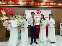 CHI BỘ TRƯỜNG THPT ĐẠI CƯỜNG TỔ CHỨC LỄ KẾT NẠP 04 ĐẢNG VIÊN MỚI
