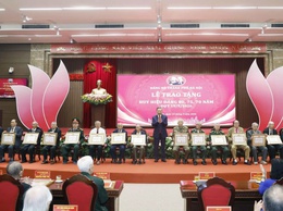 Đồng chí Bùi Viết Chữ - đảng viên Chi bộ thôn Liên Hợp vinh dự được đồng chí Tổng Bí thư, Chủ tịch nước Tô Lâm trực tiếp trao tặng Huy hiệu 70 năm tuổi Đảng