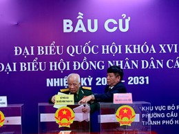 Cử tri phường Cầu Giấy nô nức thực hiện quyền công dân trong ngày hội lớn