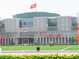 Ngày 28/4, Hà Nội ngày nắng gián đoạn; đêm chịu ảnh hưởng của gió mùa Đông Bắc, trời chuyển mưa dông, cảnh báo nguy cơ lốc, mưa đá và gió giật mạnh
