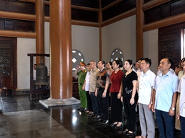 Đoàn đại biểu lãnh đạo Đảng uỷ - HĐND – UBND – UB MTTQ xã Mỹ Đức dâng hương Nhà lưu niệm Bác Hồ nhân kỷ niệm 136 năm Ngày sinh Chủ tịch Hồ Chí Minh
