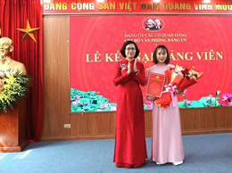 Chi bộ Văn phòng Đảng ủy xã Quang Minh tổ chức Lễ kết nạp đảng viên mới nhân dịp sinh nhật Bác
