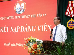 Trường THPT chuyên Chu Văn An kết nạp đảng viên dịp 19/5