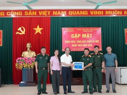 Lãnh đạo phường Phú Diễn thăm, động viên chiến sĩ mới tại Trung đoàn 88, Sư đoàn 308