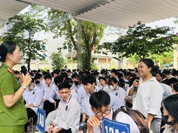 Tuyên truyền pháp luật và an toàn giao thông cho học sinh tại Trung tâm GDNN-GDTX Ứng Hòa