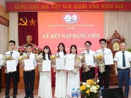 Lễ kết nạp đảng viên đối với các quần chúng ưu tú là học sinh Trường THPT Nguyễn Thị Minh Khai