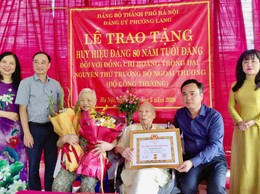 PHƯỜNG LÁNG TRANG TRỌNG TỔ CHỨC LỄ TRAO HUY HIỆU ĐẢNG TẠI NHÀ RIÊNG CHO ĐỒNG CHÍ HOÀNG TRỌNG ĐẠI