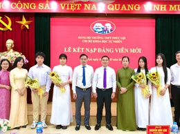 11 học sinh ưu tú trường THPT Phúc Lợi vinh dự được kết nạp vào Đảng Cộng sản Việt Nam