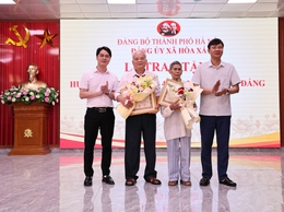 TỰ HÀO TẤM HUY HIỆU ĐẢNG TRAO