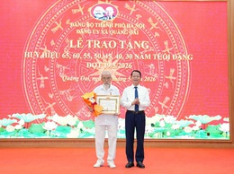 Đảng bộ xã Quảng Oai trang trọng tổ chức Lễ trao Huy hiệu Đảng đợt 19/5