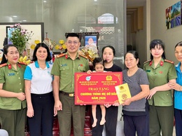 Công an xã Gia Lâm thực hiện Chương trình “Mẹ đỡ đầu” góp phần lan tỏa hình ảnh đẹp của người chiến sĩ Công an trong lòng nhân dân
