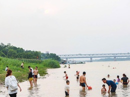 Phòng chống đuối nước cho trẻ mùa nắng nóng