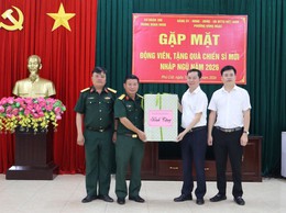 Lãnh đạo phường Đông Ngạc thăm, động viên, tặng quà tân binh nhập ngũ năm 2026