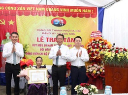 ĐẢNG ỦY XÃ SÓC SƠN TRAO HUY HIỆU 80 NĂM TUỔI ĐẢNG CHO ĐẢNG VIÊN CHU THỊ ĐỨC