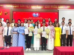 Chi bộ Trường THPT Nguyễn Quốc Trinh tổ chức lễ kết nạp Đảng viên mới cho học sinh ưu tú