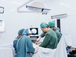 Phát hiện và xử trí kịp thời ca thủng mặt sau dạ dày hiếm gặp, nguy cơ tử vong cao