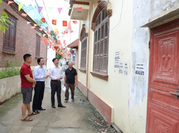 Lãnh đạo xã Phú Nghĩa trực tiếp đến các hộ gia đình đề tuyên truyền, vận động bàn giao mặt bằng Dự án cải tạo, nâng cấp Quốc lộ 6 đoạn Ba La – Xuân Mai