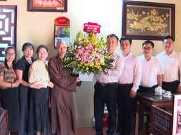 Lãnh đạo xã Hát Môn thăm và chúc mừng Đại lễ Phật đản năm 2026 tại Chùa Hưng Khánh thôn Yên Dục.