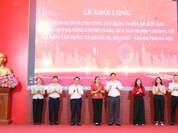 Các đồng chí lãnh đạo xã Hòa Phú tham dự hội nghị khởi công xây dựng tuyến đê Hữu Đáy
