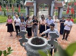 Học viên lớp Trung cấp Lý luận chính trị K28B-25 dâng hương tại Khu lưu niệm Trưởng ban Thường trực Quốc hội Bùi Bằng Đoàn