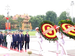 Lãnh đạo Đảng, Nhà nước và thành phố Hà Nội viếng Chủ tịch Hồ Chí Minh và các Anh hùng liệt sĩ
