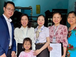 Hà Nội: Cán bộ tận tình “trao yêu thương - dịch vụ công” đến với người yếu thế