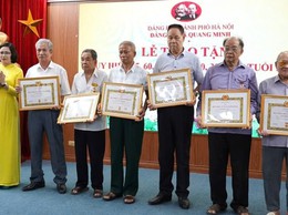 Xã Quang Minh trang trọng trao Huy hiệu Đảng đợt 19-5