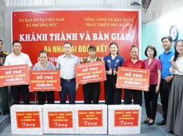 Xã Phượng Dực: Trao 4 nhà đại đoàn kết cho các hộ cận nghèo, hộ có hoàn cảnh đặc biệt khó khăn