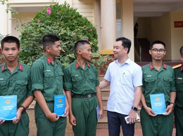 Lãnh đạo xã Bát Tràng thăm, động viên chiến sĩ nghĩa vụ tại Lữ đoàn pháo binh 45