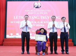 ĐẢNG ỦY XÃ SÓC SƠN TRAO TẶNG, TRUY TẶNG HUY HIỆU ĐẢNG ĐỢT 19-5 CHO 120 ĐẢNG VIÊN