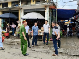 Đồng chí Nguyễn Viết Đạt – Chủ tịch UBND phường Tùng Thiện kiểm tra thực tế công tác quản lý tại chợ Xuân Khanh