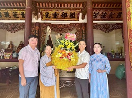 Đồng chí Lý Duy Xuân – Phó Bí thư thường trực Đảng uỷ phường thăm, tặng quà chùa Quang Phúc nhân dịp Đại lễ Phật đản PL 2570 - DL 2026
