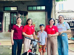 Hội Chữ thập đỏ xã Phú Nghĩa trao tặng xe đạp cho học sinh có hoàn cảnh khó khăn