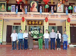 Đồng chí Trưởng Công an xã Nguyễn Trọng Hiếu và đoàn công tác của xã thăm, chúc mừng tại chùa Phúc Quang, chùa Linh Quang và chùa Thiên Sơn.