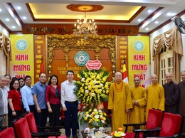 Lãnh đạo phường Cửa Nam và Viện Trần Nhân Tông thăm, chúc mừng Trung ương GHPGVN nhân mùa Phật đản Vesak 2026