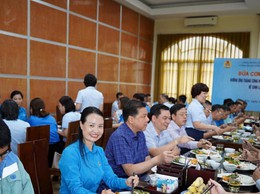 Lan tỏa nghĩa tình từ “Bữa cơm Công đoàn” của công nhân nước sạch Hà Nội