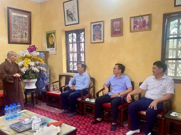 Phường Thanh Liệt thăm, tặng quà các tự viện trên địa bàn nhân dịp Đại lễ Phật đản năm 2026