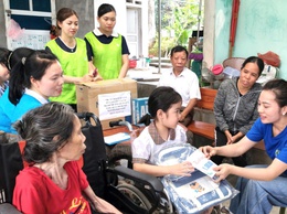 Hội Liên hiệp Phụ nữ xã Đoài Phương tặng quà trẻ em dịp 1/6