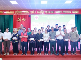 Trao gần 40 suất quà cho các đối tượng người yếu thế xã Minh Châu nhân tháng Nhân đạo năm 2026
