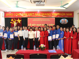 Lễ kết nạp đảng viên mới tại Chi bộ Trường THPT Khương Đình